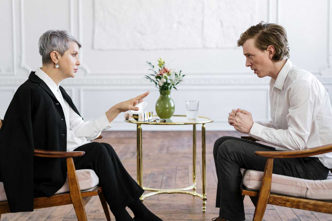 Conversation between therapist and patient